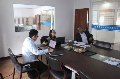 印度殺菌鍋客戶與惠合工程師洽談現場1