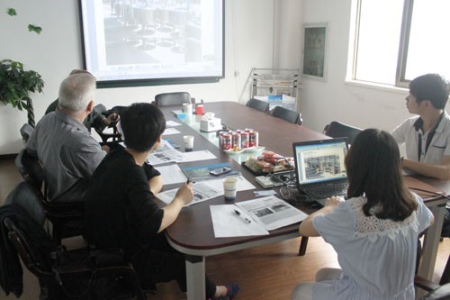 惠合同事與澳大利亞不銹鋼儲罐客戶洽談現場