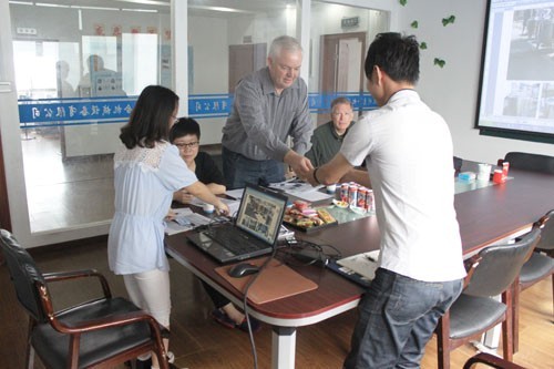 惠合同事與澳大利亞不銹鋼儲罐客戶洽談現場2