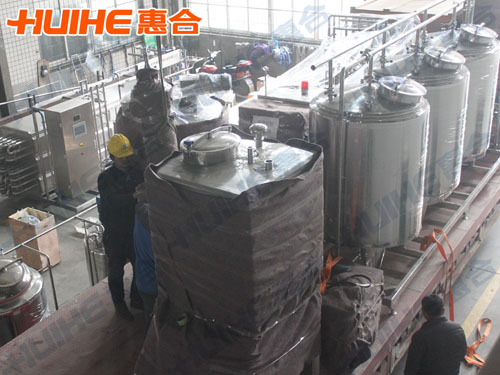 茶飲料生產(chǎn)線設備裝車中